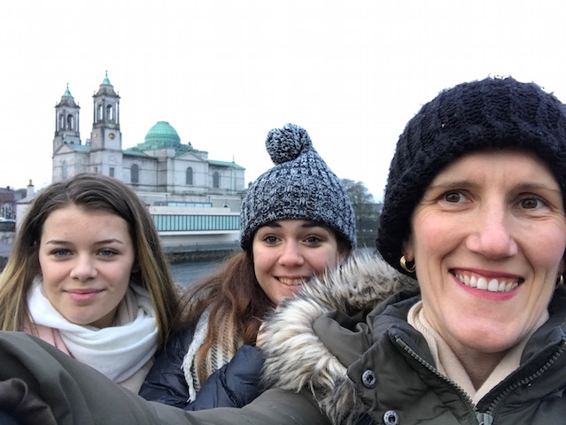 Athlone Nov 2016 filles devant église 1er jour